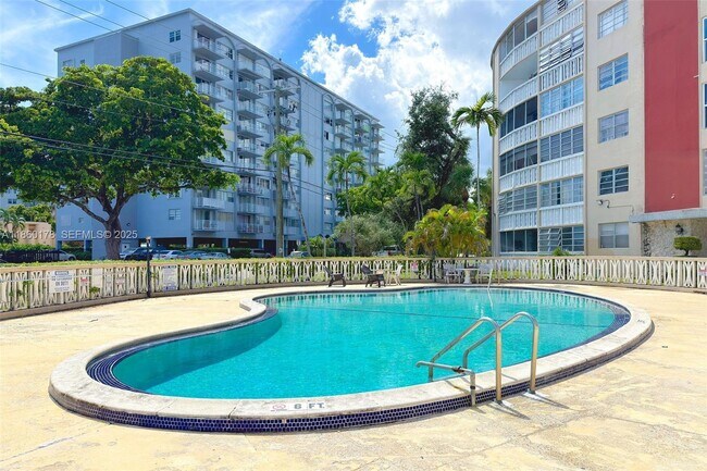 Foto del edificio - 1475 NE 125th Terrace