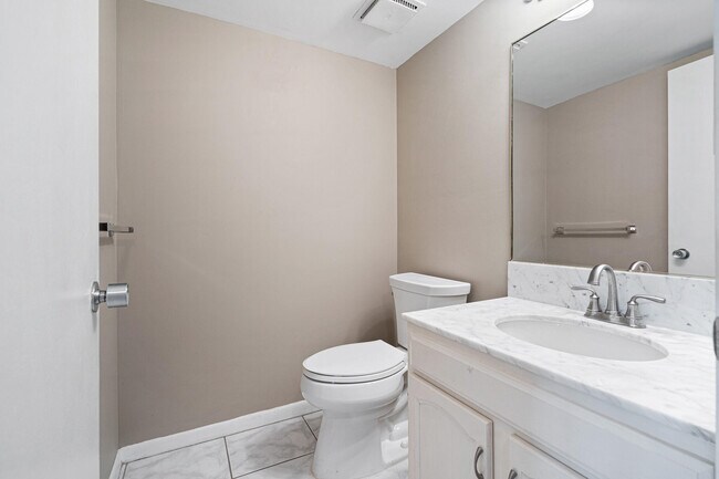 Foto del edificio - 3200 Port Royale Dr N