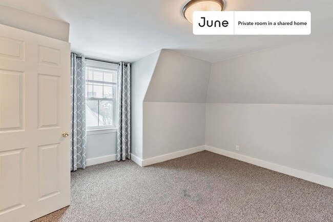 Building Photo - Private bedroom in 6 bed/2.5 bath Home