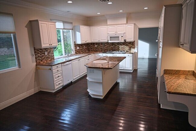 Foto del edificio - Gorgeous 5 bd 3 ba Corner Lot Home Newhall