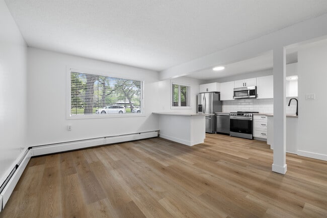 Building Photo - 2242-2242 Scarth St