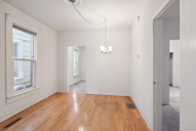 Building Photo - 340 16th Avenue Northeast, Unit 1 (Lower L...