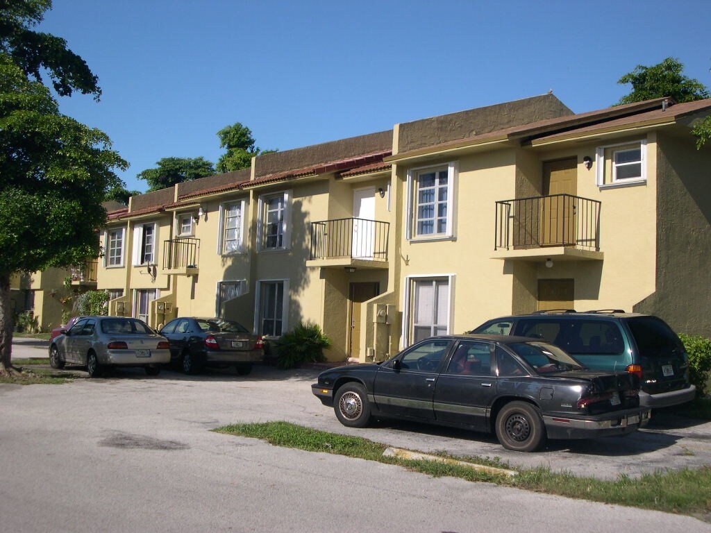 Primary Photo - 3901-3940 NW 76th Ter