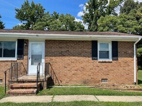 Building Photo - 1633-35 N Valor Dr