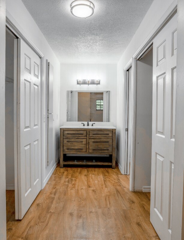 Foto del edificio - 4433 Treasure Oaks Ln