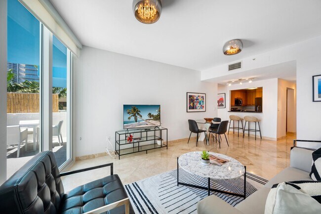 Building Photo - 225 Collins Ave