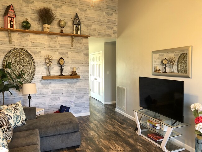 living room with high speed Wi-fi for entertainment and work space! - 372 Pioneer Dr