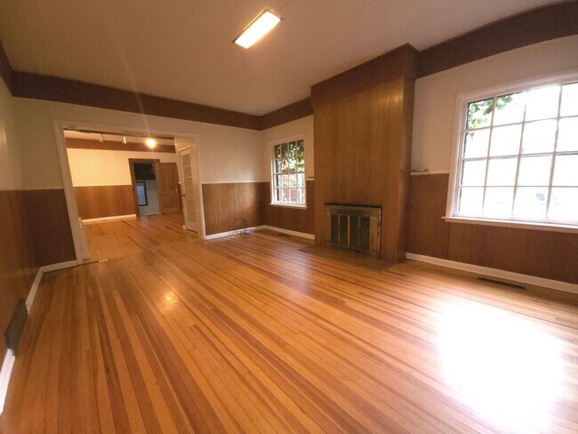 Foto del edificio - NO STUDENTS Available Now! Unique Large Home!