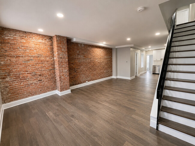 Building Photo - 347 N Robinson St