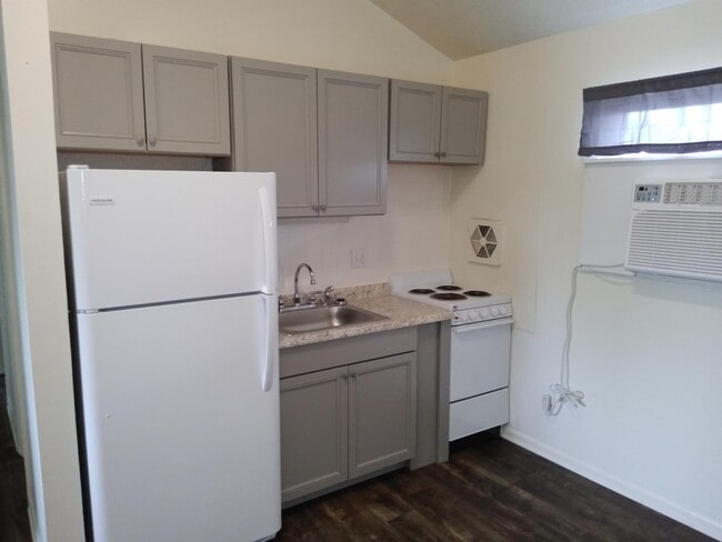Building Photo - 1510 Sylvan Ln