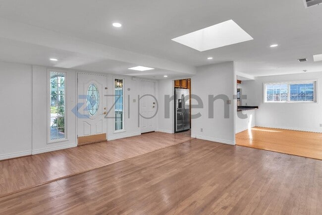 Building Photo - Unit