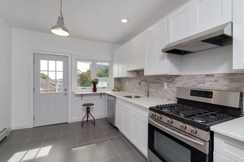 Kitchen - 22 Valley Pl