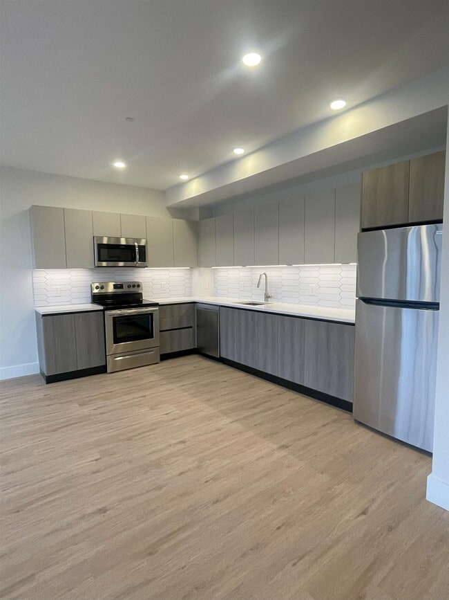 Building Photo - 144 Summit Ave