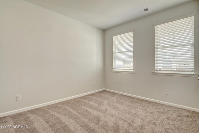 Building Photo - 1329 Clendon Cir