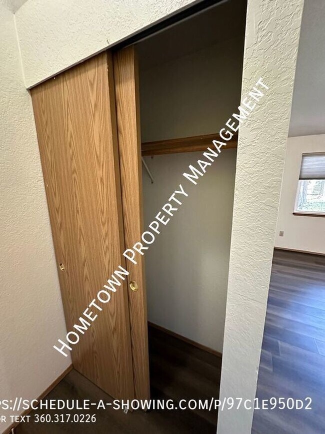 Foto del edificio - Two Bedroom 1 Bath Upstairs Apartment in L...