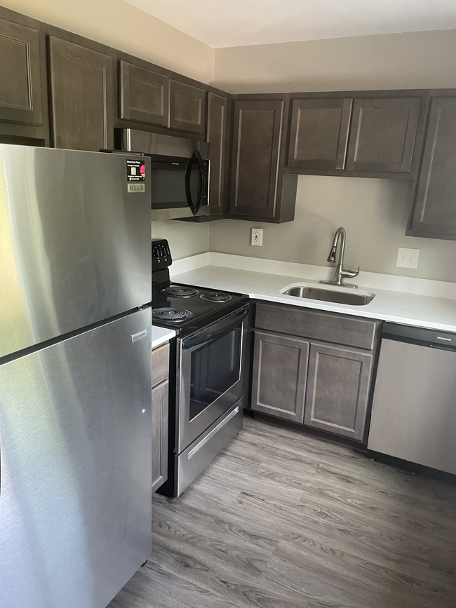 Kitchen - MOORMAN PLACE APARTMENTS