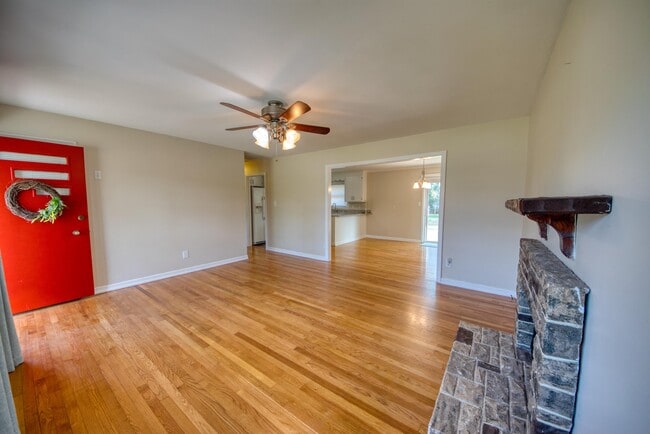 Building Photo - 106 Pinecliff Dr