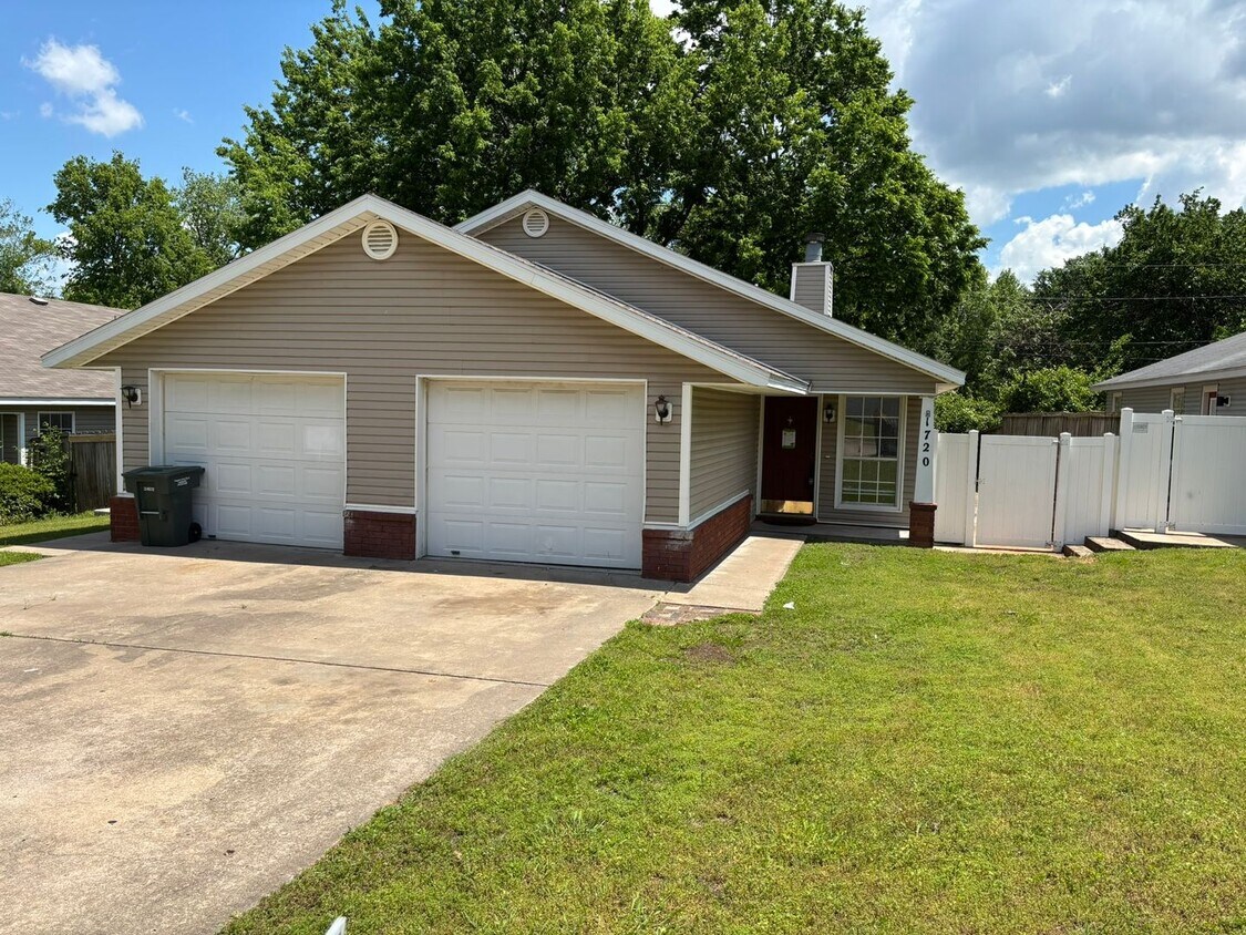 Foto principal - Cozy 2 bedroom 1.5 bath Lawn Maintenance I...