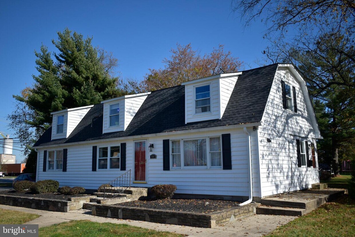 Primary Photo - 850 Revolution St