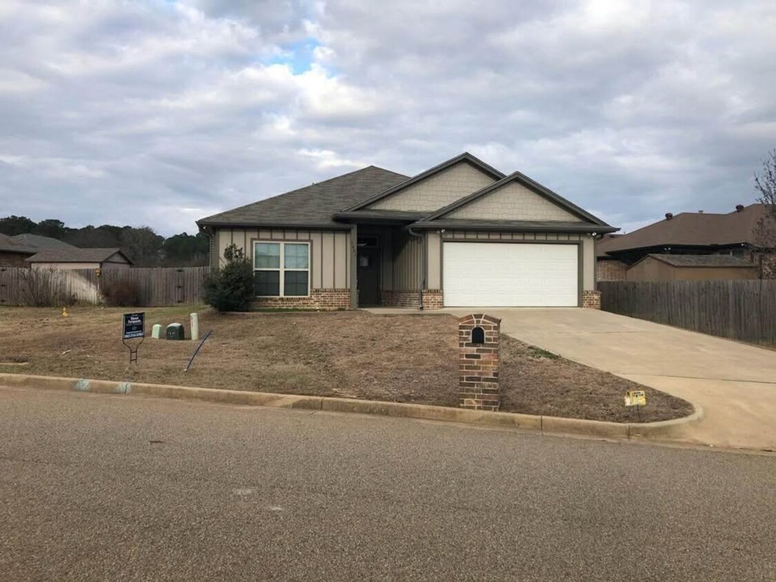 Foto principal - Beautiful 3 Bedroom home in Hallsville ISD