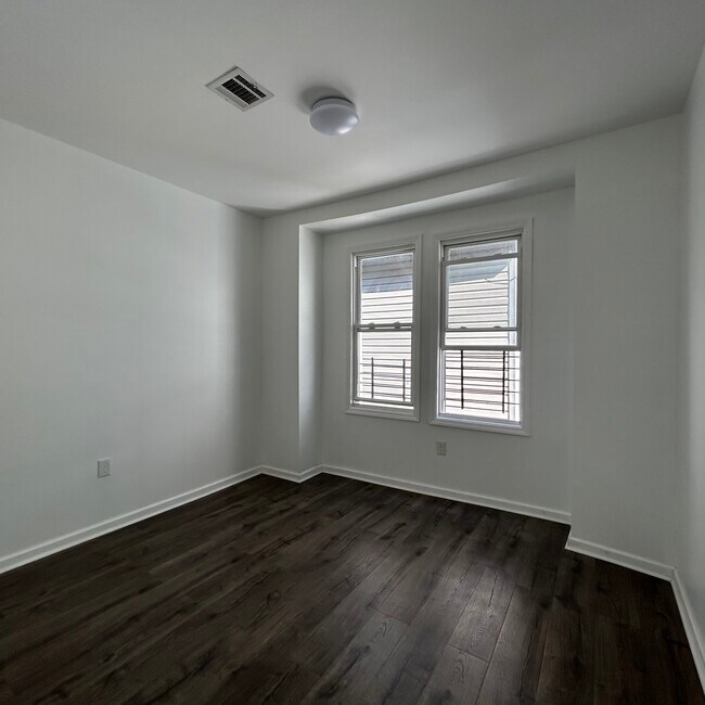 Building Photo - 245 N 11th St