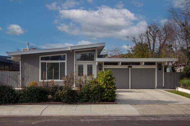 Foto del edificio - 827 Richardson Ct