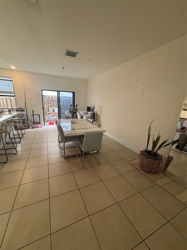 Foto del edificio - 10443 NW 82nd St