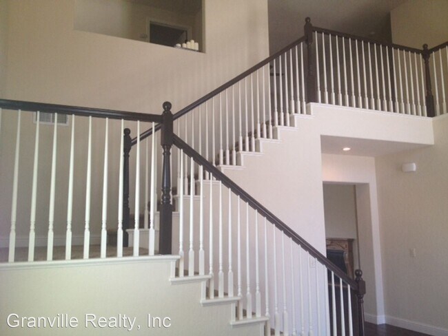 Building Photo - 5 br, 3.5 bath House - 11305 N Via Ventana...