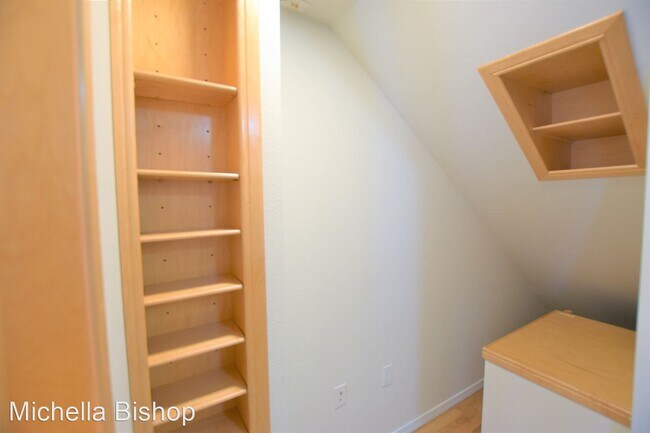 Building Photo - 2 br, 2.5 bath House - 601 12th Ave NW F-2