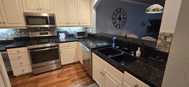 Foto del edificio - Fully Furnished 3 Bed 2 Bath in Provo