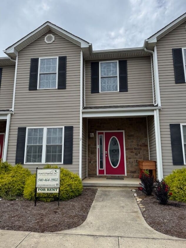 Primary Photo - Renovated Townhouse in The Pinnacle Subdiv...
