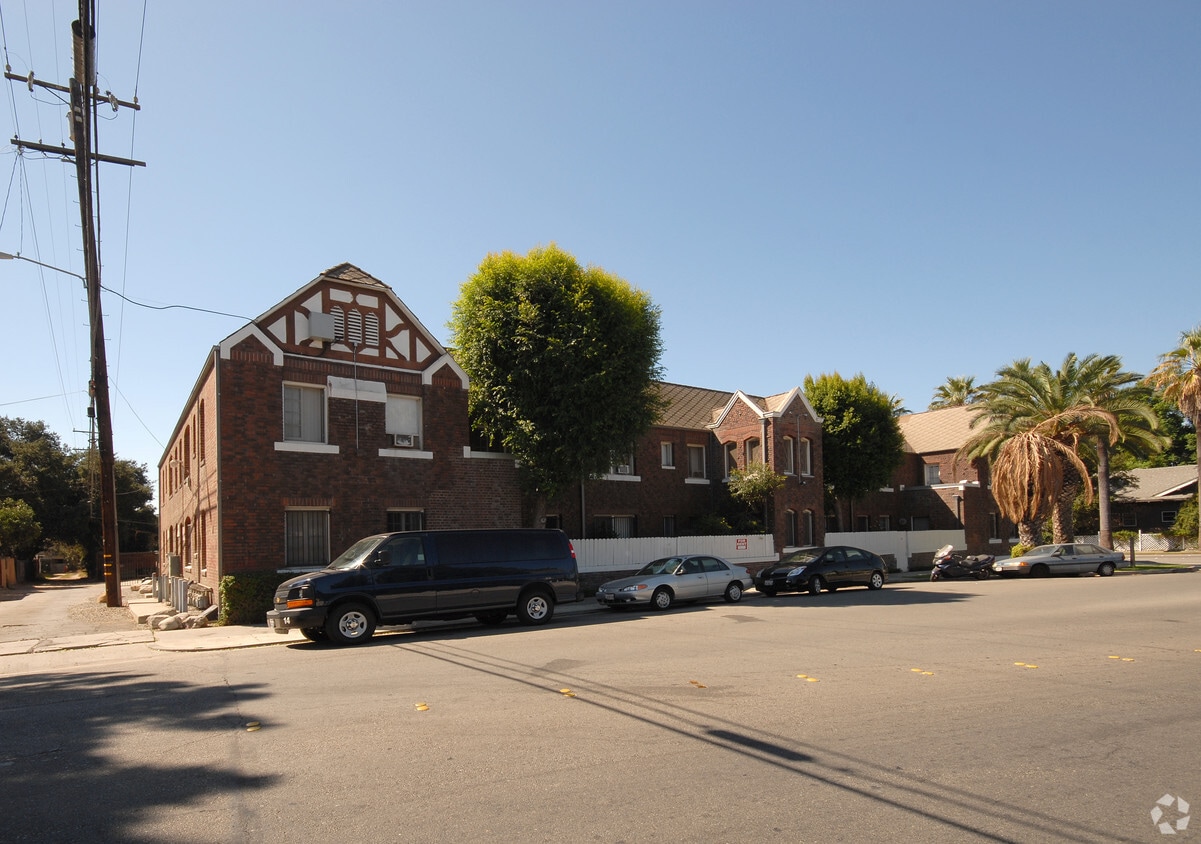 Building Photo - 990 N Park Ave
