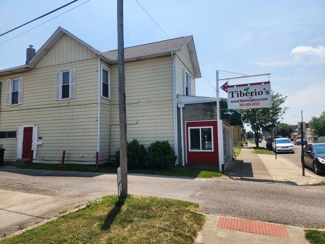 418 N Columbus St Unit Apartment, Lancaster, OH 43130 Room for Rent