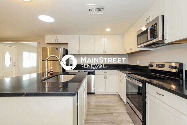 Building Photo - 5 Bedroom Pet-Friendly Home in Glendale, A...