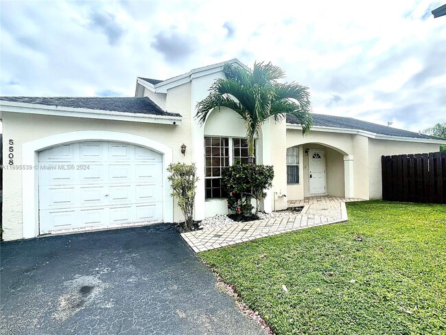 Foto del edificio - 5508 NW 101st Ct