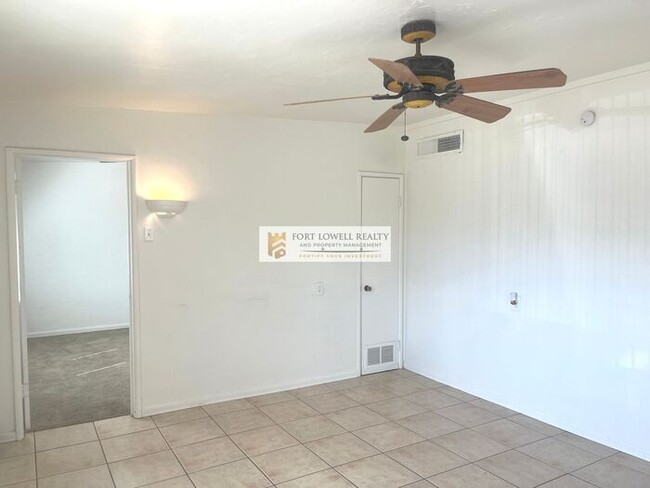 Foto del edificio - 2 bed 1 bath washer/dryer hookups fenced yard