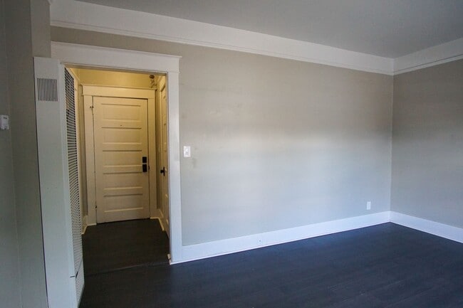 Photo - Move-in Special: Enjoy Modern Convenience w/Vintage Charm + Complimentary Laundry! Apartment