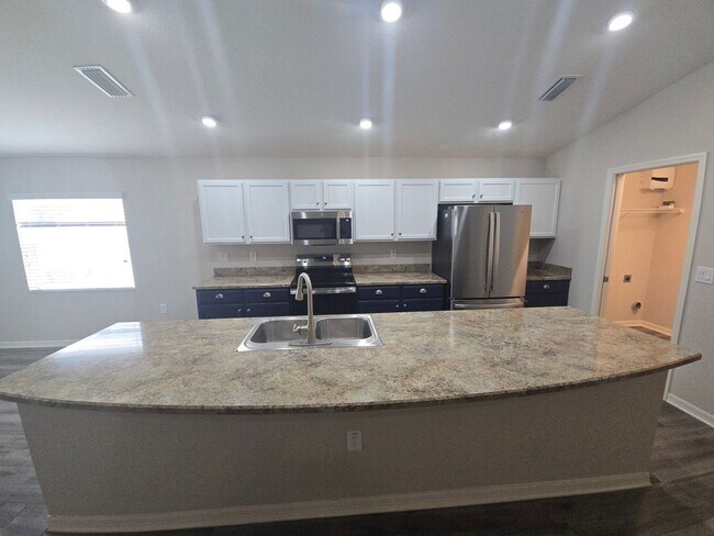 Building Photo - 4 bed 2 bath home