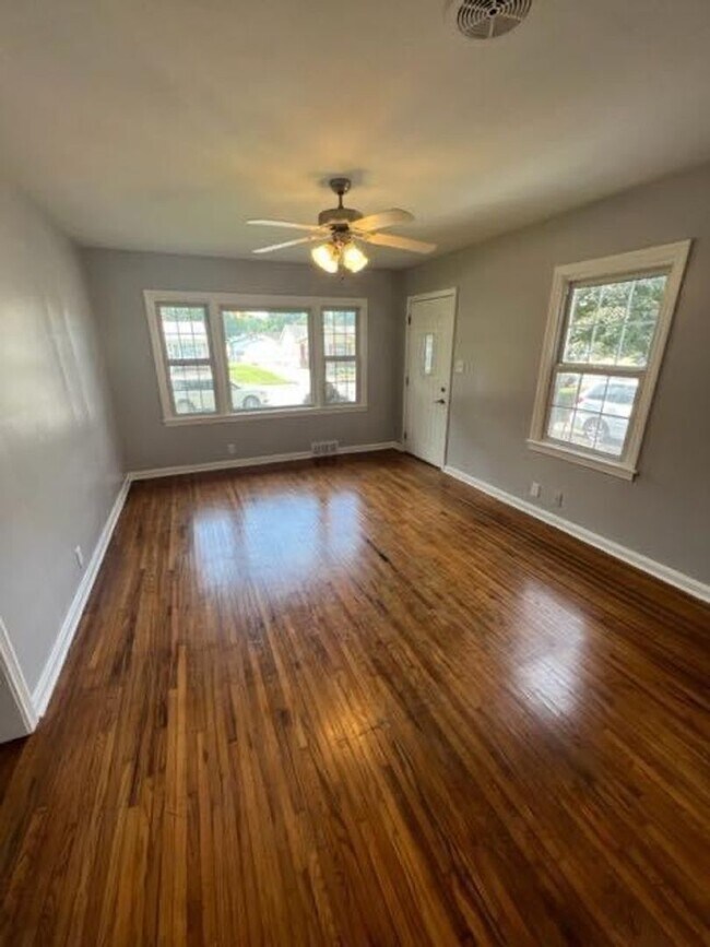 Foto del edificio - 1718 Sweetser Ave