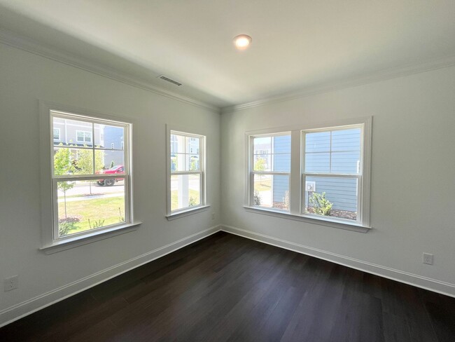 Building Photo - Spacious 5BD, 3BA Knightdale Home with Mod...