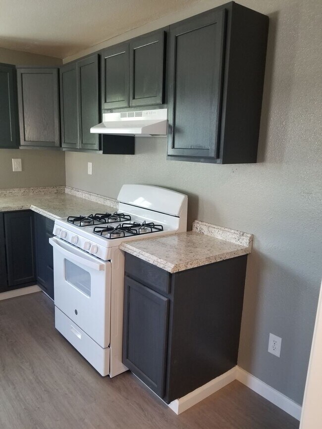 Foto del edificio - 3 BED 1 BATH HOUSE WITH A FENCED BACKYARD ...