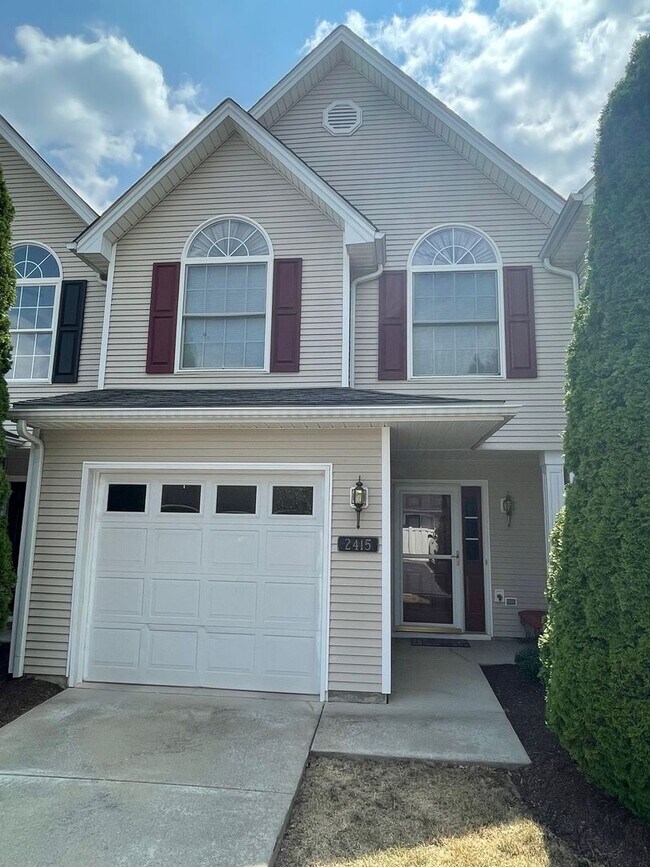 Foto del edificio - Great Location!  Townhouse with a Garage