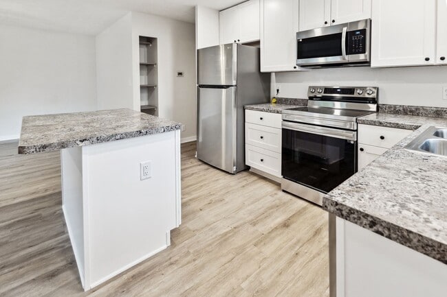 Building Photo - Fully Remodeled South Lincoln 4 Bedroom