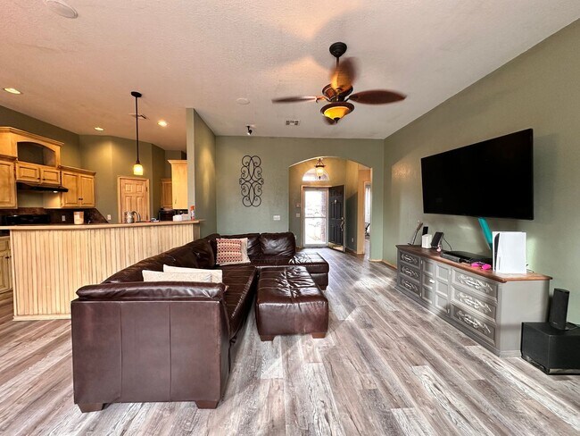 Building Photo - 3 Bed 2 Bath Home in Yukon with attached garage and Fenced back yard.