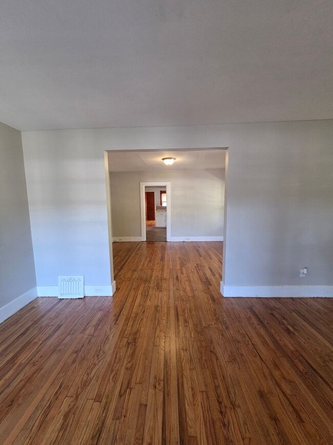 Building Photo - 3 Bedroom Home In Heart of East Ridge