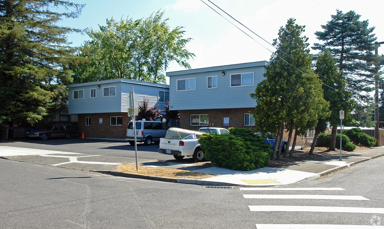 Primary Photo - 302-318 NE 81st Ave