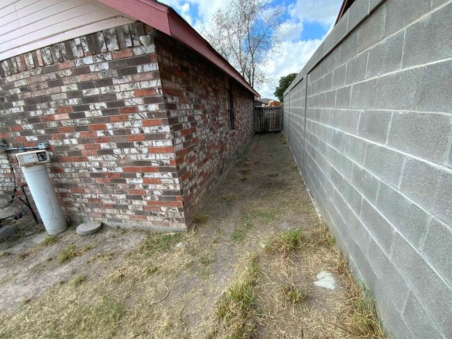 Building Photo - 119 Tours Ln