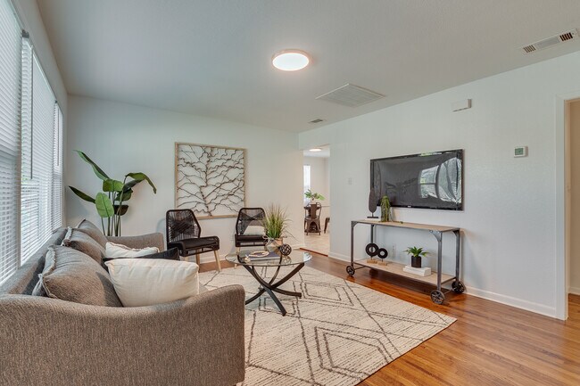 Foto del edificio - 3045 Olive Pl