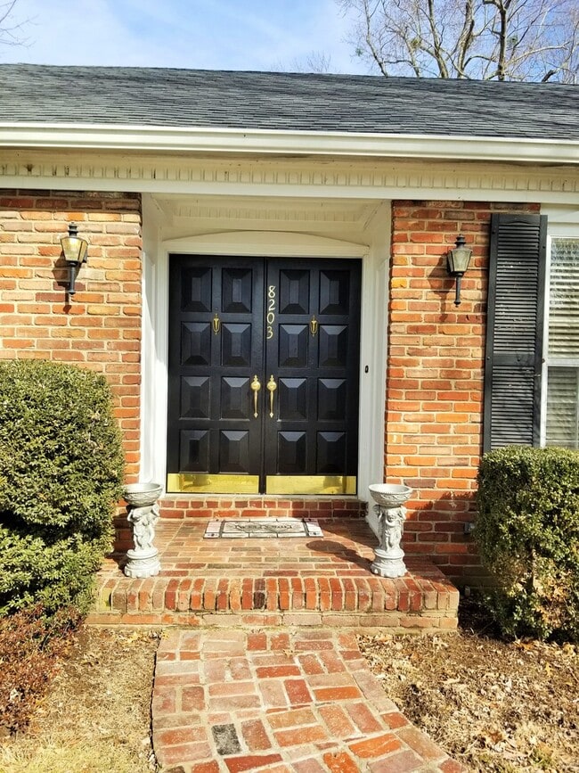 Building Photo - FRESH Paint!  Sprawling, Hurstbourne Ranch with Basement!  3 Bedrooms, 3 Full Baths, Hardwood Flo...