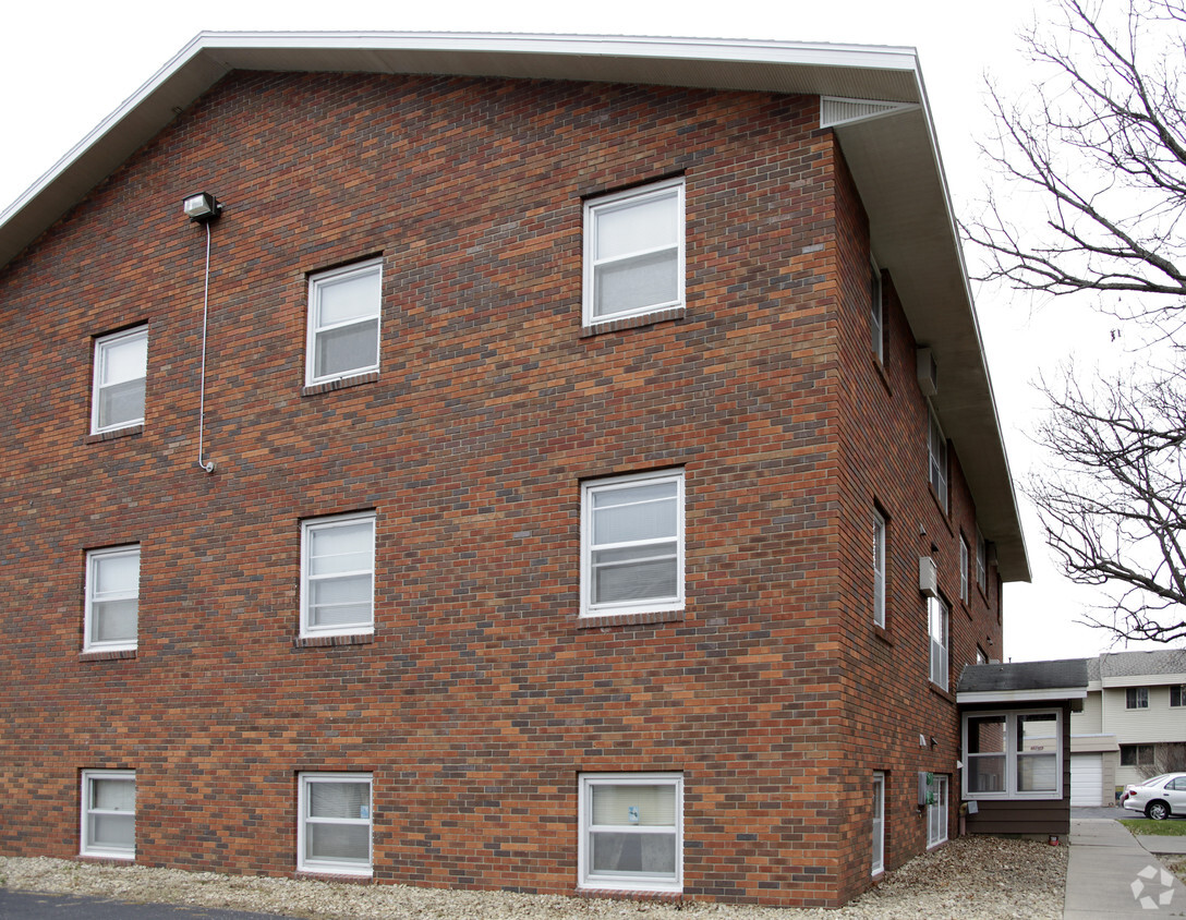 Building Photo - Oak Manor Apartments